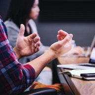 les mains d'une personne qui parle